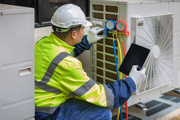 Professional Ac Installation technician working in Farmland, IN